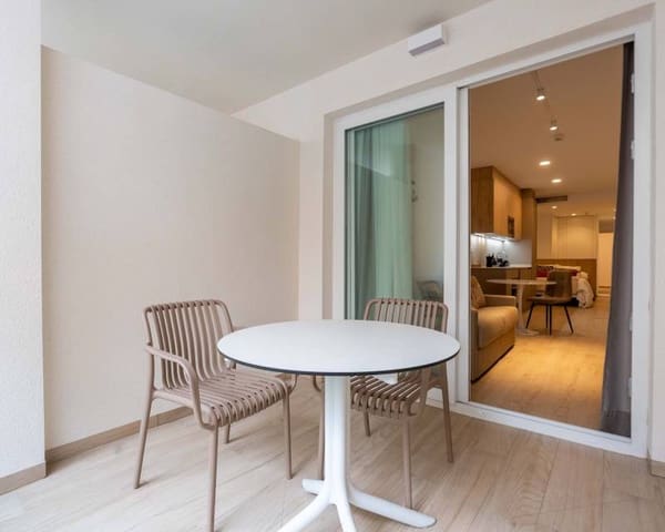 Appartement te huur in Las Piscinas Naturales, Torrevieja - € 900 (Ref: 9471018)