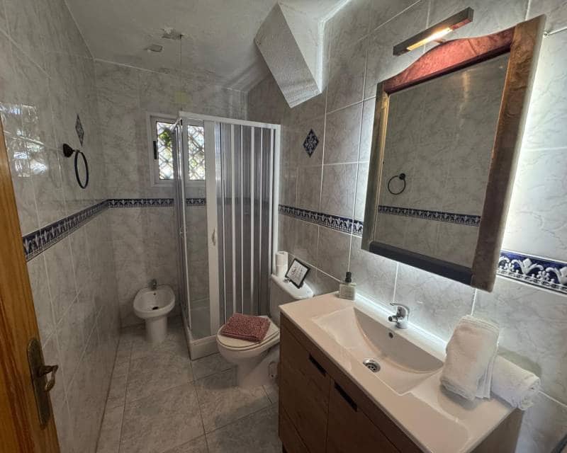 3 bedroom Beach Apartment for rent in Torrevieja - € 1,000 (Ref: 9500506)