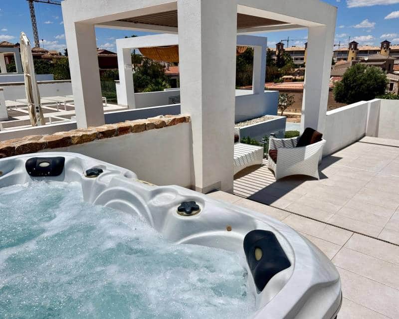 2 soveværelse Villa til leje i Orihuela Costa med swimmingpool garage - € 2.150 (Ref: 9539691)