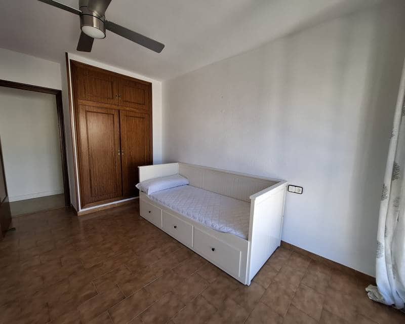 3 bedroom Apartment for rent in Torrevieja with garage - € 1,000 (Ref: 9554278)