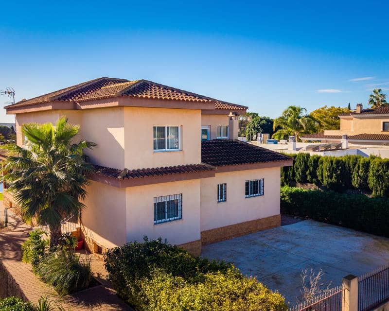 4 Zimmer Villa zu verkaufen in Elche / Elx mit Pool Garage - 590.000 € (Ref: 9580116)