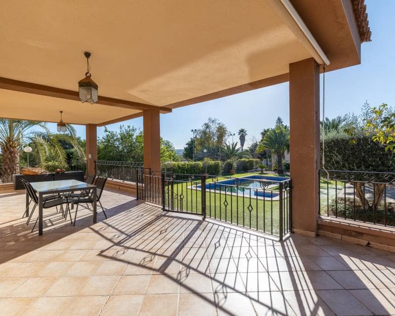 4 Zimmer Villa zu verkaufen in Elche / Elx mit Pool Garage - 590.000 € (Ref: 9580116)