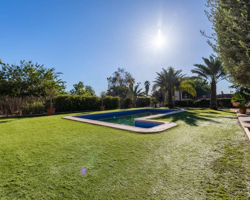 4 Zimmer Villa zu verkaufen in Elche / Elx mit Pool Garage - 590.000 € (Ref: 9580116)