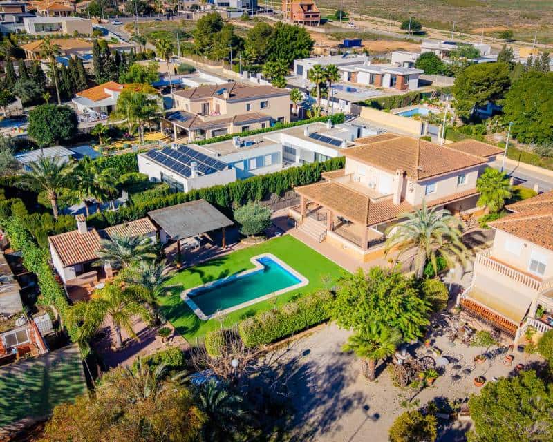 4 Zimmer Villa zu verkaufen in Elche / Elx mit Pool Garage - 590.000 € (Ref: 9580116)