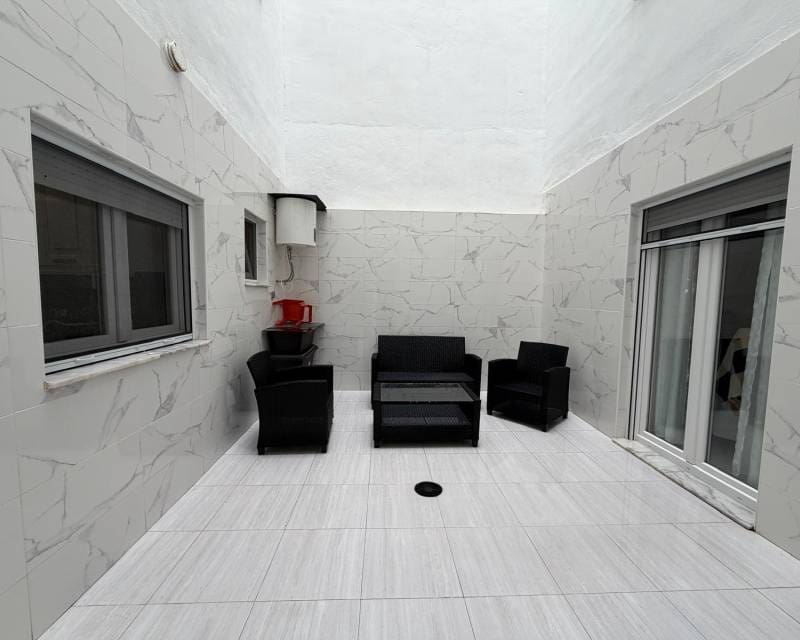 3 soveværelse Strandlejlighed til leje i Torrevieja - € 1.250 (Ref: 9824538)