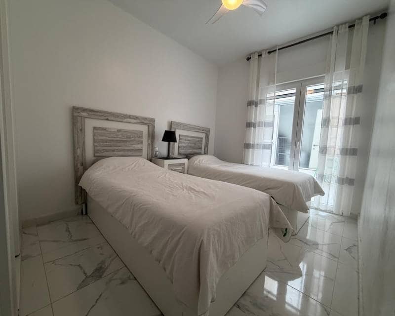 3 soveværelse Strandlejlighed til leje i Torrevieja - € 1.250 (Ref: 9824538)