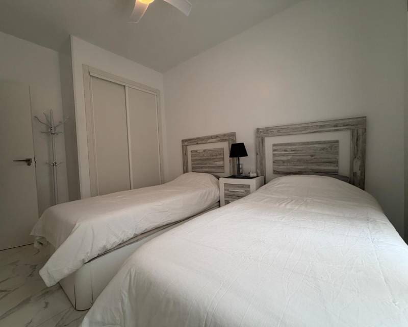 3 soveværelse Strandlejlighed til leje i Torrevieja - € 1.250 (Ref: 9824538)