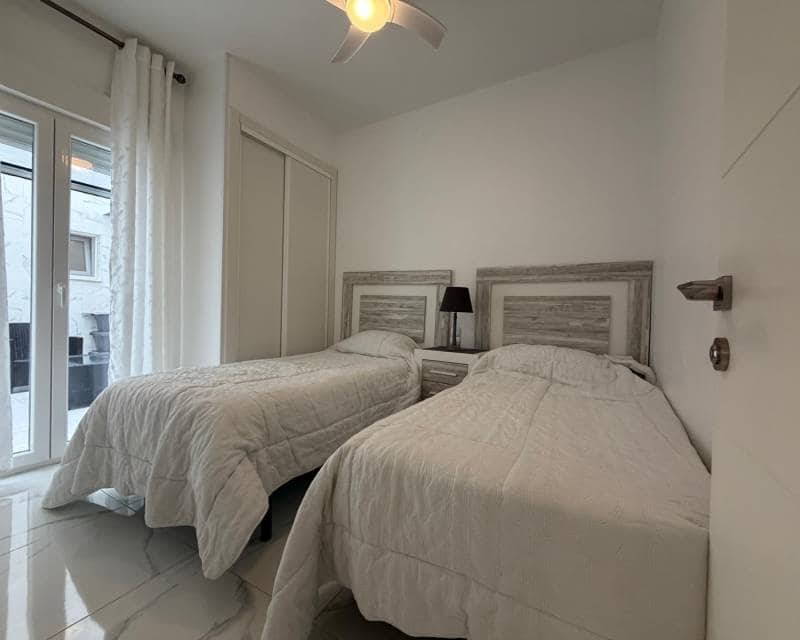 3 soveværelse Strandlejlighed til leje i Torrevieja - € 1.250 (Ref: 9824538)