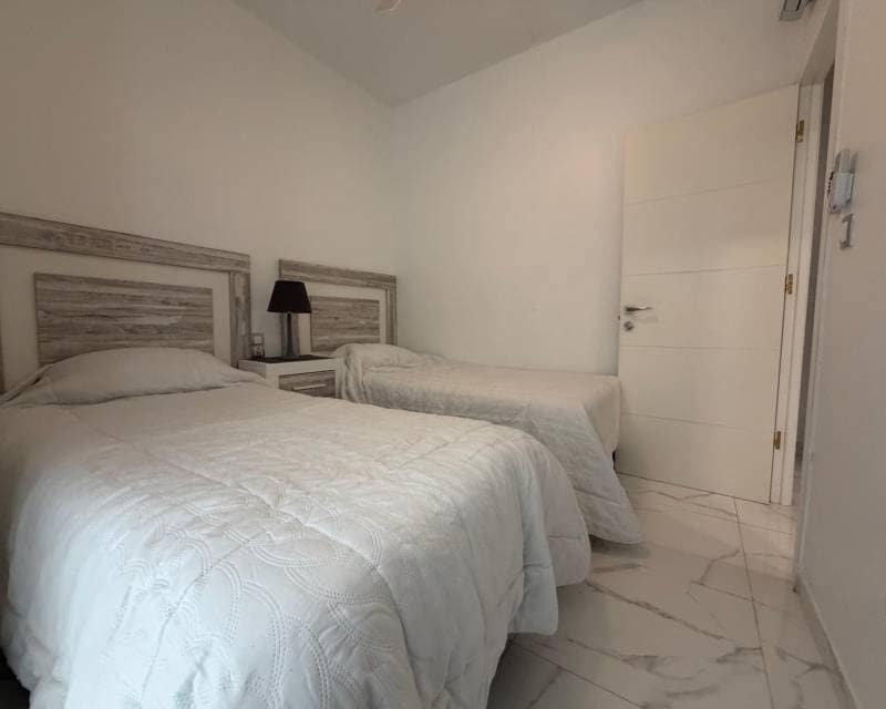 3 soveværelse Strandlejlighed til leje i Torrevieja - € 1.250 (Ref: 9824538)