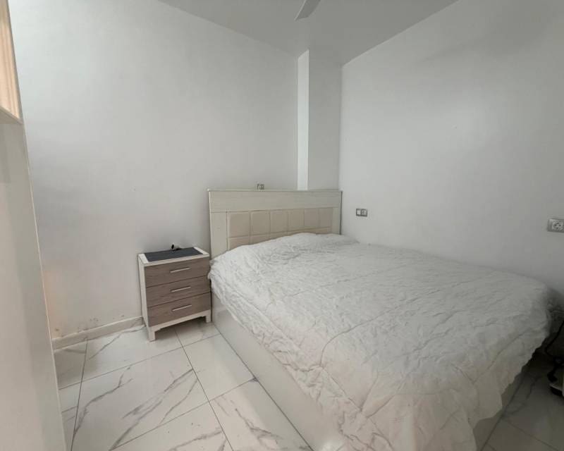 3 soveværelse Strandlejlighed til leje i Torrevieja - € 1.250 (Ref: 9824538)