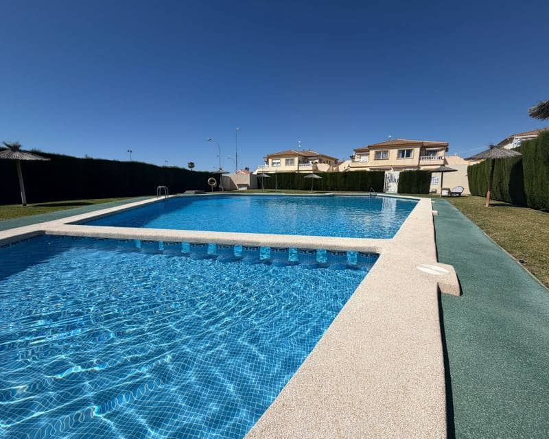2 Zimmer Bungalow zu verkaufen in Orihuela Costa mit Pool - 180.000 € (Ref: 9858737)