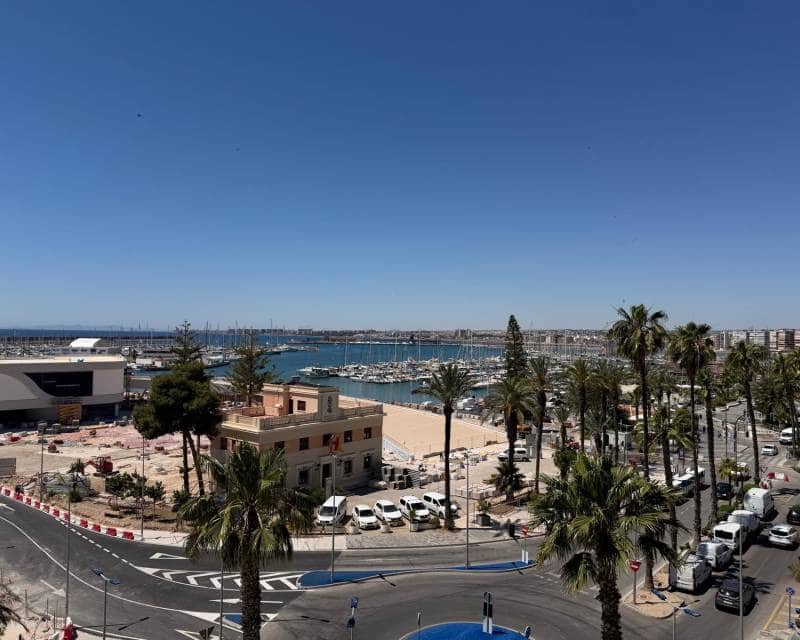 2 bedroom Apartment for rent in Torrevieja - € 1,500 (Ref: 9861034)