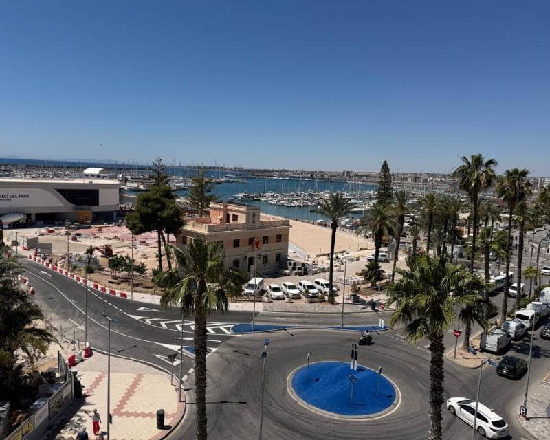 2 bedroom Apartment for rent in Torrevieja - € 1,500 (Ref: 9861034)