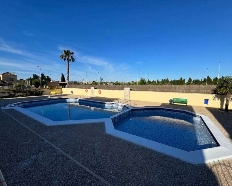 3 soveværelse Byhus til salg i Torrevieja med swimmingpool garage - € 225.000 (Ref: 9863682)