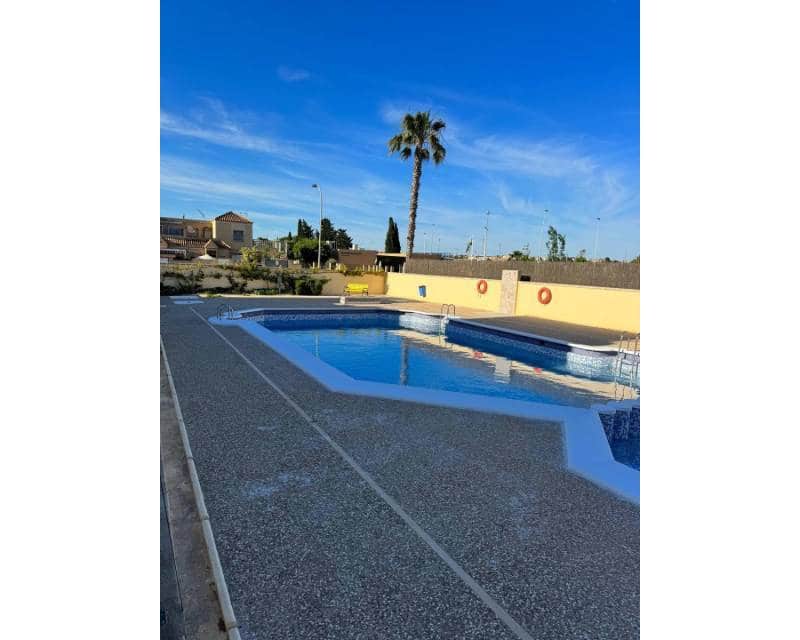 3 soveværelse Byhus til salg i Torrevieja med swimmingpool garage - € 225.000 (Ref: 9863682)