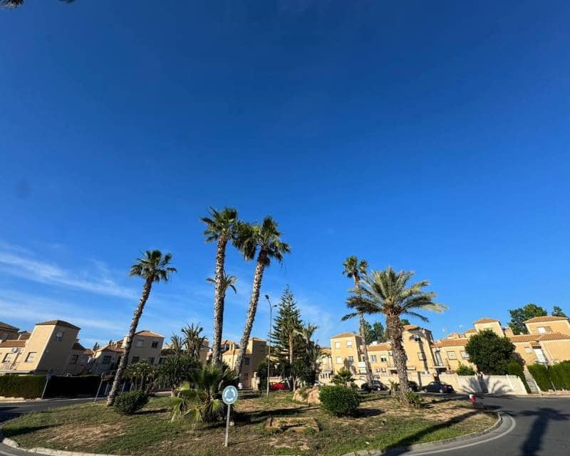 3 soveværelse Byhus til salg i Torrevieja med swimmingpool garage - € 225.000 (Ref: 9863682)