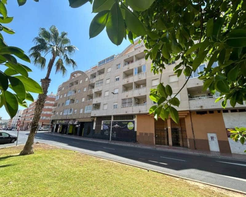 2 quarto Penthouse para venda em Torrevieja com piscina - 180 000 € (Ref: 9865965)