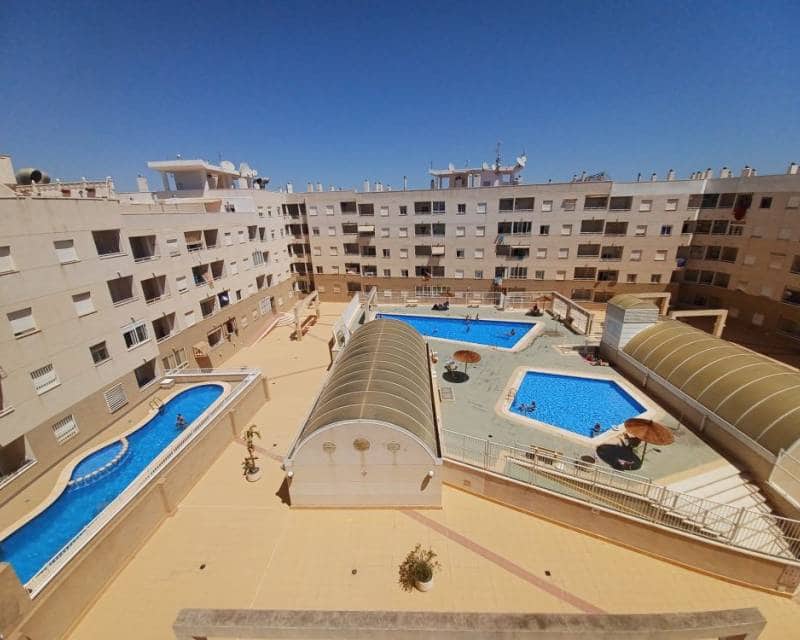 2 quarto Penthouse para venda em Torrevieja com piscina - 180 000 € (Ref: 9865965)