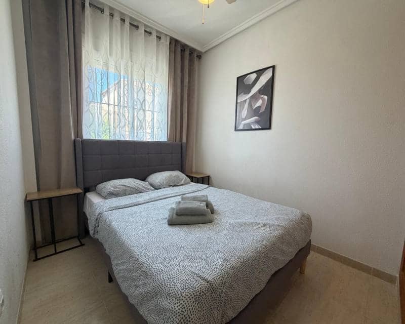 3 bedroom Terraced Villa for rent in Torrevieja - € 950 (Ref: 9882479)