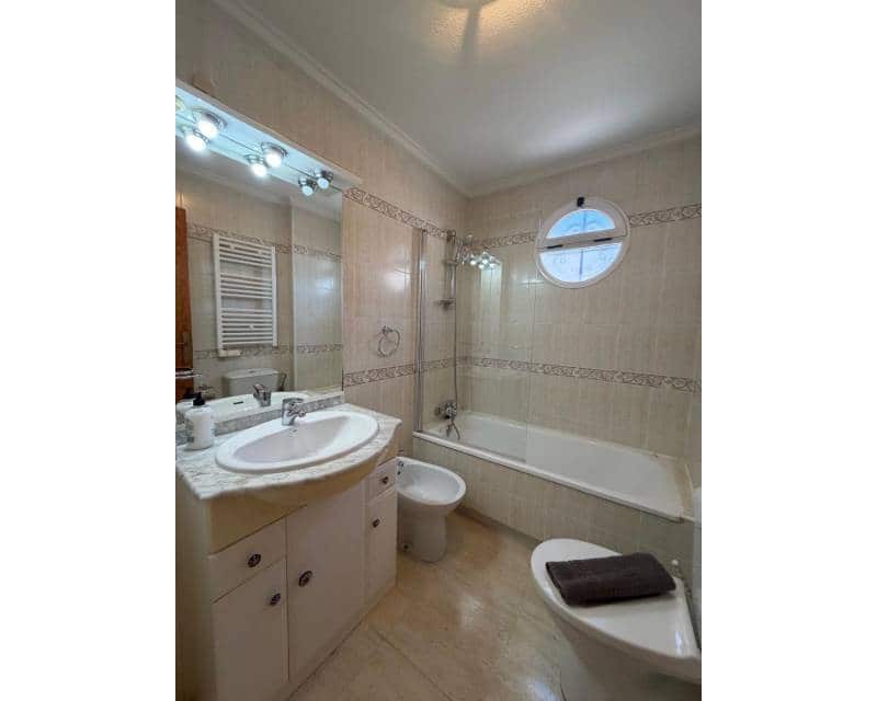 3 bedroom Terraced Villa for rent in Torrevieja - € 950 (Ref: 9882479)