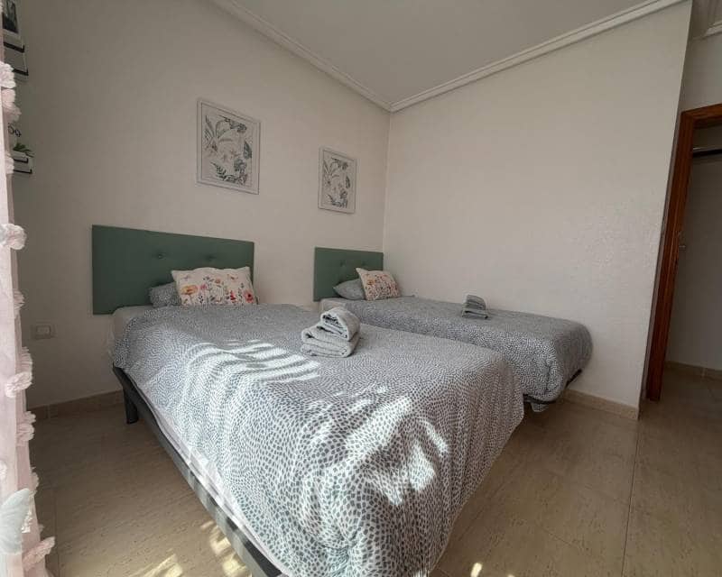 3 bedroom Terraced Villa for rent in Torrevieja - € 950 (Ref: 9882479)