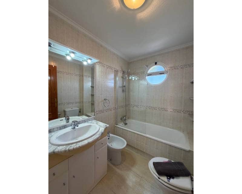 3 bedroom Terraced Villa for rent in Torrevieja - € 950 (Ref: 9882479)