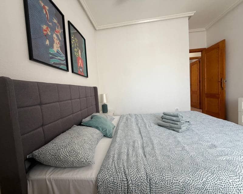 3 bedroom Terraced Villa for rent in Torrevieja - € 950 (Ref: 9882479)