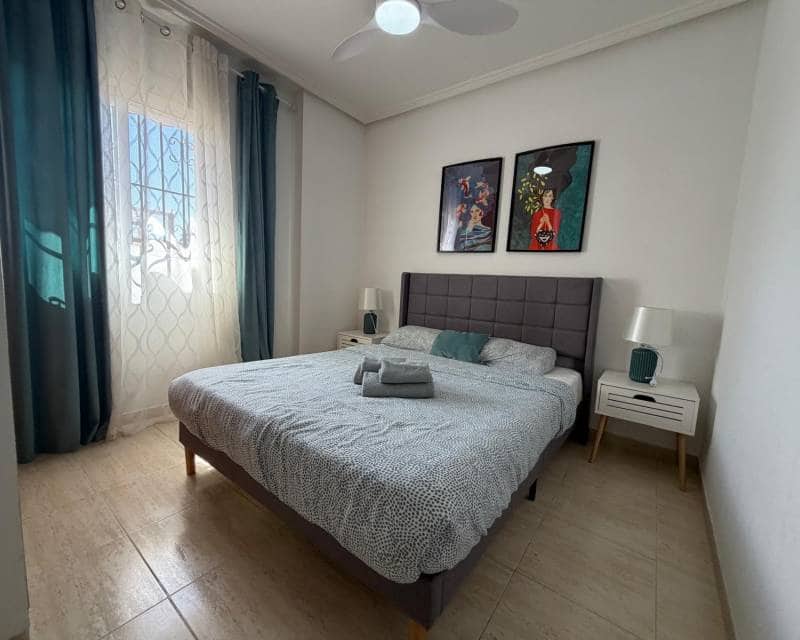 3 bedroom Terraced Villa for rent in Torrevieja - € 950 (Ref: 9882479)