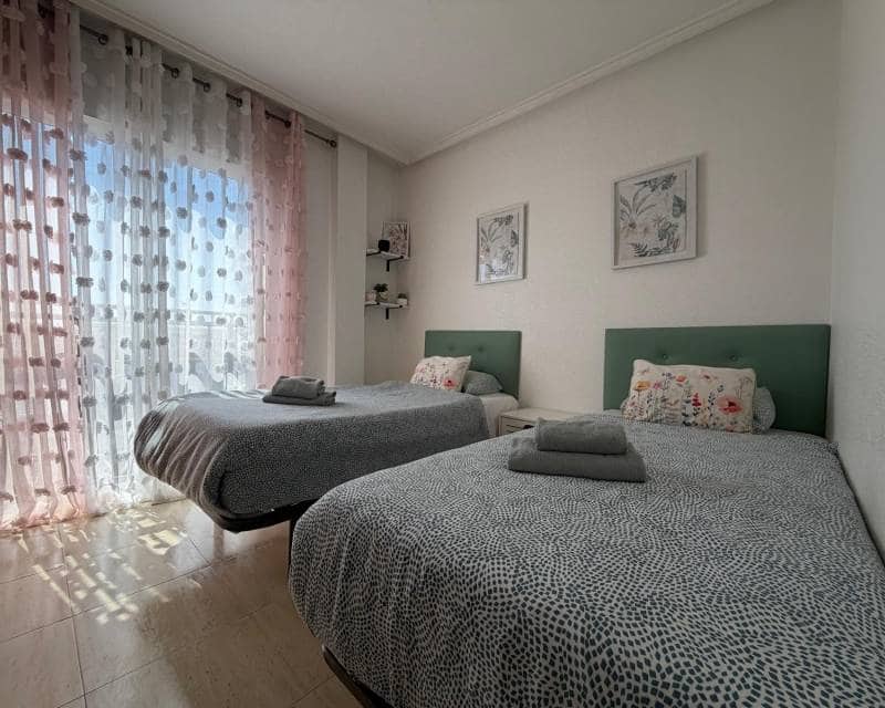 3 bedroom Terraced Villa for rent in Torrevieja - € 950 (Ref: 9882479)