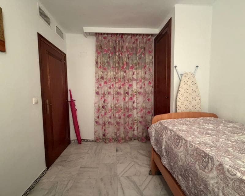 2 slaapkamer Appartement te huur in Torrevieja met zwembad - € 1.300 (Ref: 9889400)