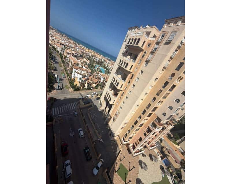 2 slaapkamer Appartement te huur in Torrevieja met zwembad - € 1.300 (Ref: 9889400)
