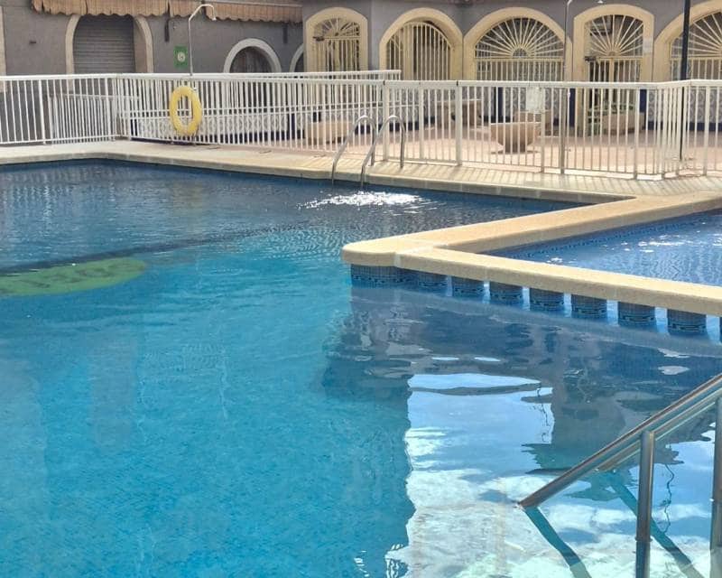 2 Zimmer Apartment zu verkaufen in Torrevieja mit Pool - 156.000 € (Ref: 9893104)