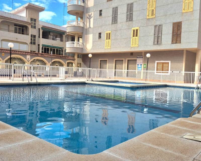 2 Zimmer Apartment zu verkaufen in Torrevieja mit Pool - 156.000 € (Ref: 9893104)