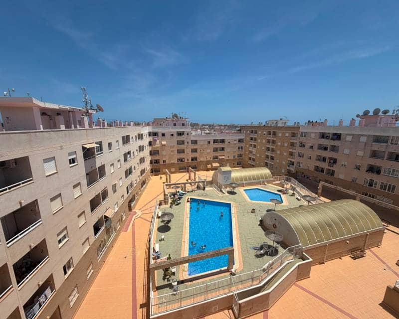 Ático de 2 habitaciones en Torrevieja en venta con piscina - 149.900 € (Ref: 9897124)
