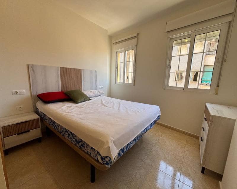 2 Zimmer Apartment zu vermieten in Torrevieja - 800 € (Ref: 9921022)