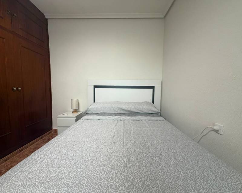 2 Zimmer Apartment zu vermieten in Torrevieja - 1.000 € (Ref: 9921114)
