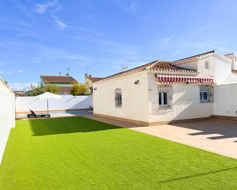 3 bedroom Villa for rent in Torrevieja with pool garage - € 1,700 (Ref: 9969047)