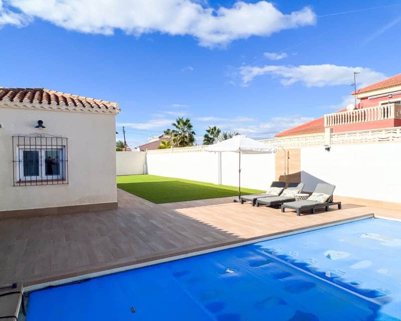 3 bedroom Villa for rent in Torrevieja with pool garage - € 1,700 (Ref: 9969047)