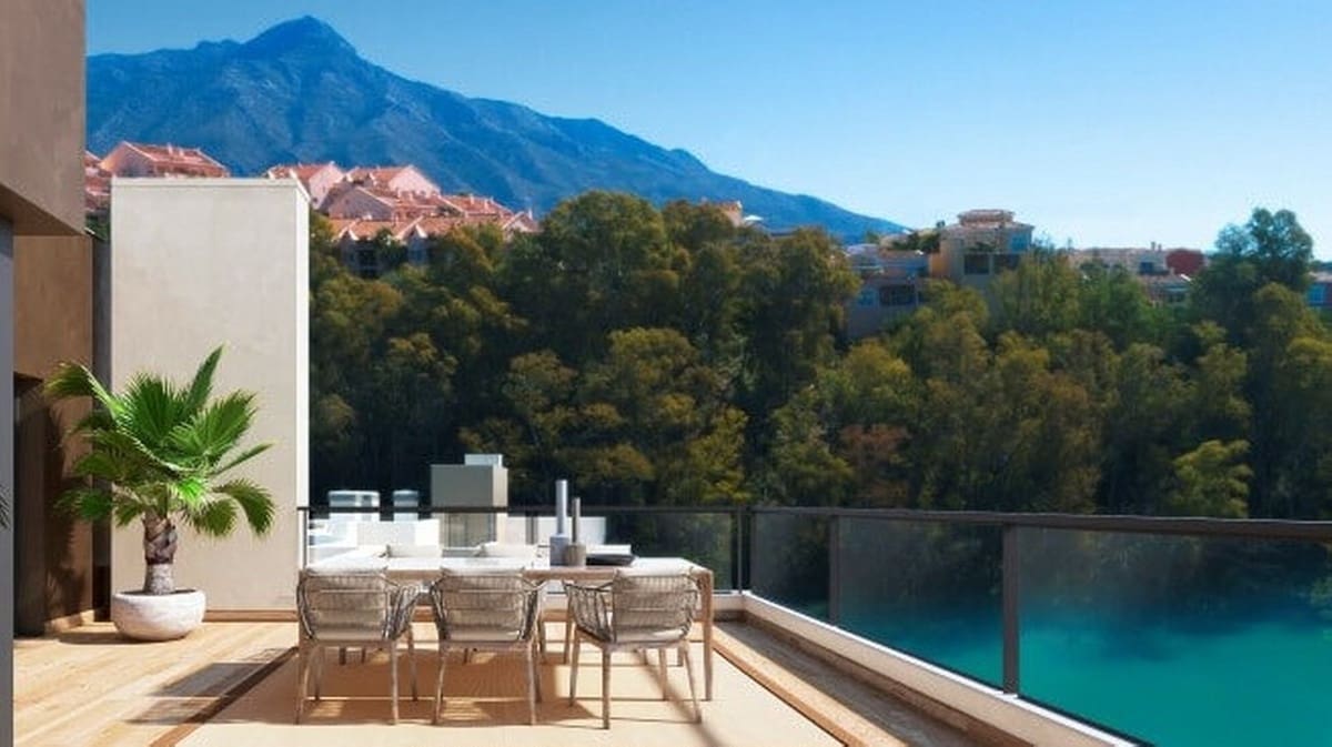 3 sypialnia Penthouse na sprzedaż w Nueva Andalucia z basenem garażem - 950 000 € (Ref: 6240833)