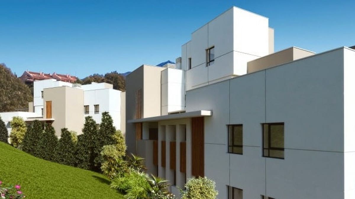 3 sypialnia Penthouse na sprzedaż w Nueva Andalucia z basenem garażem - 950 000 € (Ref: 6240833)