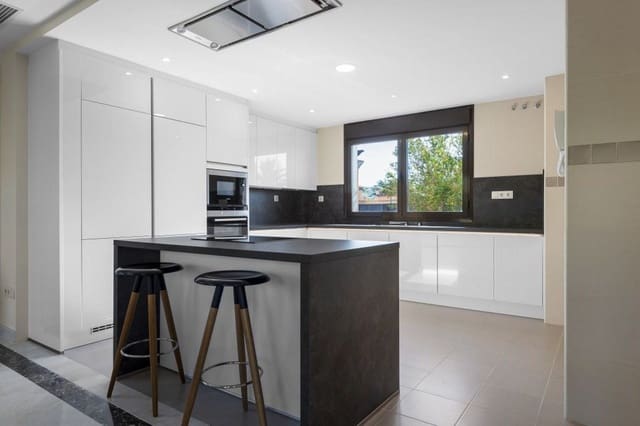 4 soveværelse Villa til salg i Casares med swimmingpool garage - € 718.000 (Ref: 7278009)