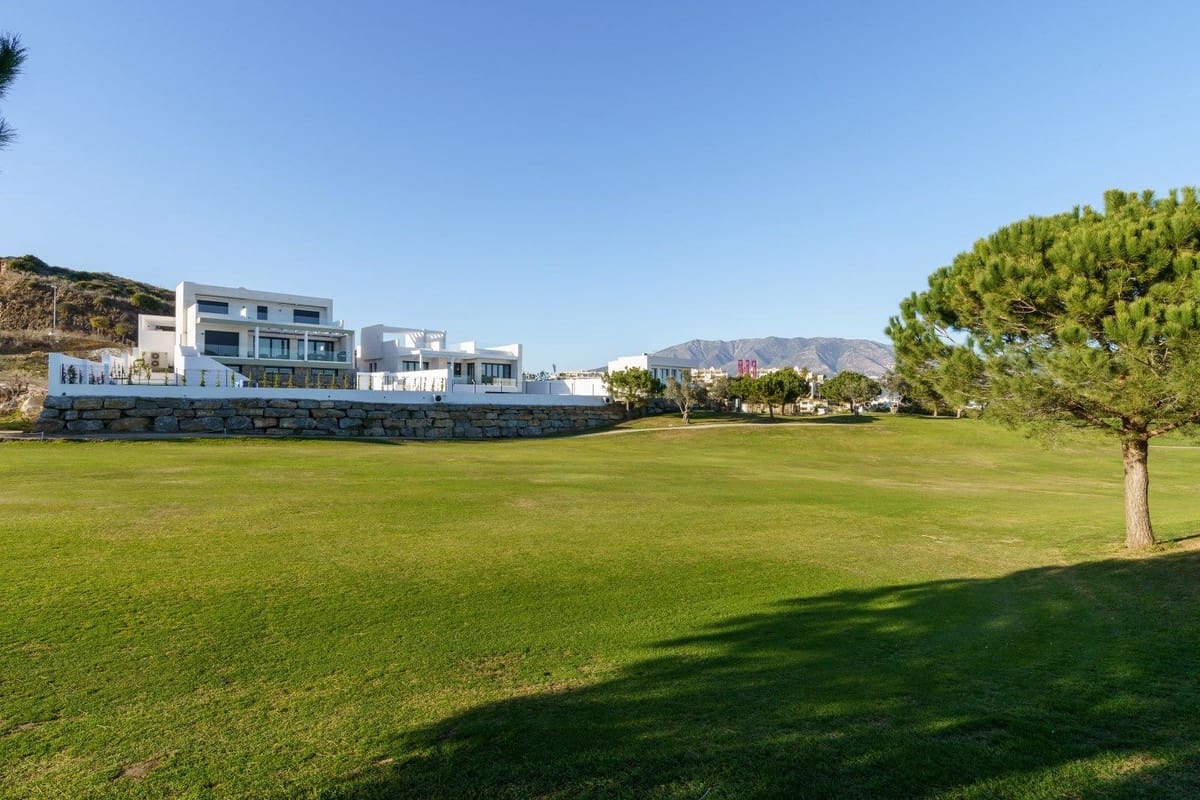 3 soveværelse Villa til salg i Mijas Costa med swimmingpool garage - € 1.125.000 (Ref: 7692619)