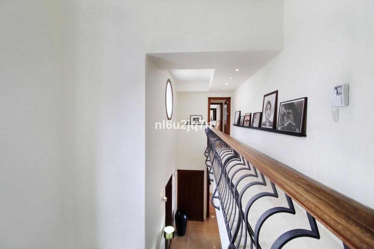 5 bedroom Villa for sale in Benahavis with pool garage - € 1,795,000 (Ref: 7848415)