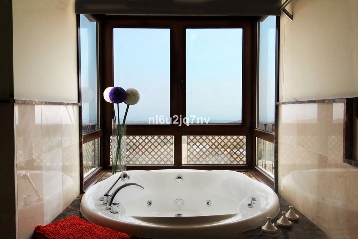 5 bedroom Villa for sale in Benahavis with pool garage - € 1,795,000 (Ref: 7848415)