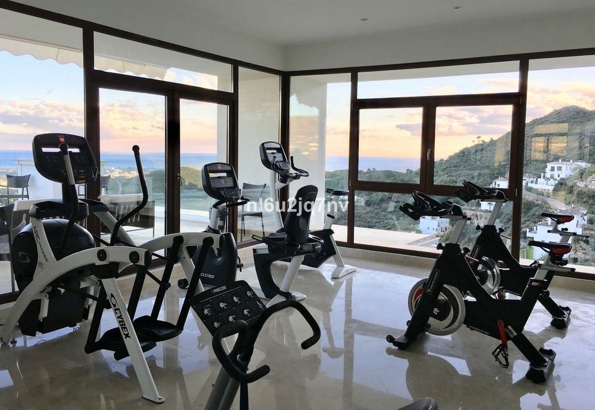 5 bedroom Villa for sale in Benahavis with pool garage - € 1,795,000 (Ref: 7848415)