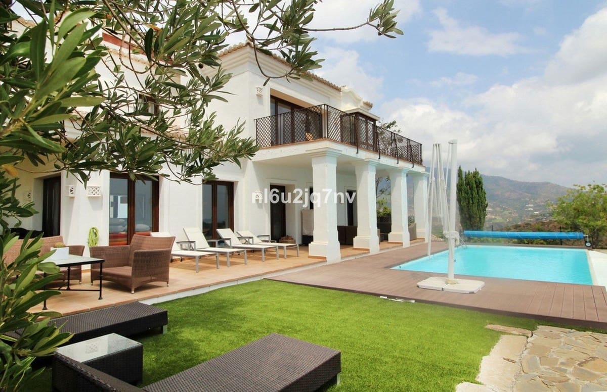 5 bedroom Villa for sale in Benahavis with pool garage - € 1,795,000 (Ref: 7848415)