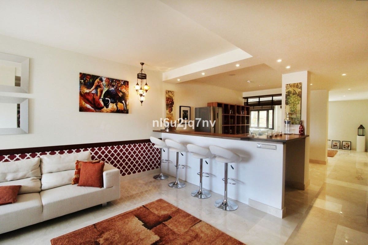 5 bedroom Villa for sale in Benahavis with pool garage - € 1,795,000 (Ref: 7848415)