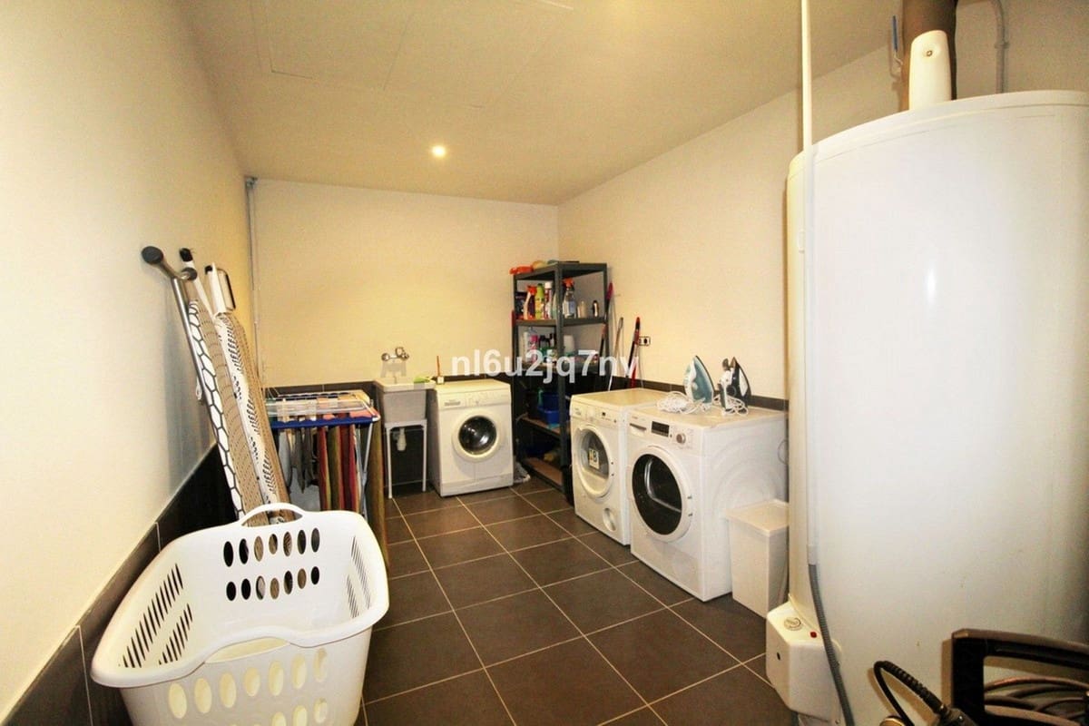 5 bedroom Villa for sale in Benahavis with pool garage - € 1,795,000 (Ref: 7848415)