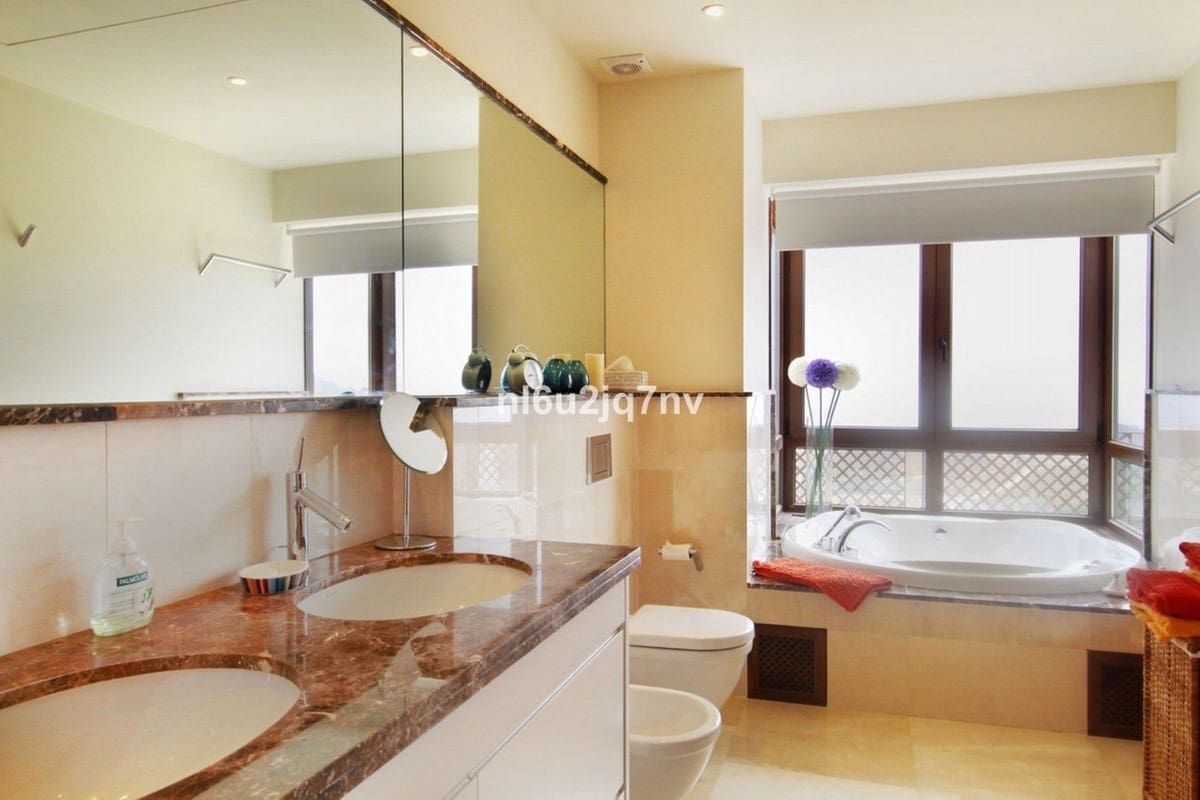 5 soverom Villa til salgs i Benahavis med svømmebasseng garasje - € 1 795 000 (Ref: 7848415)
