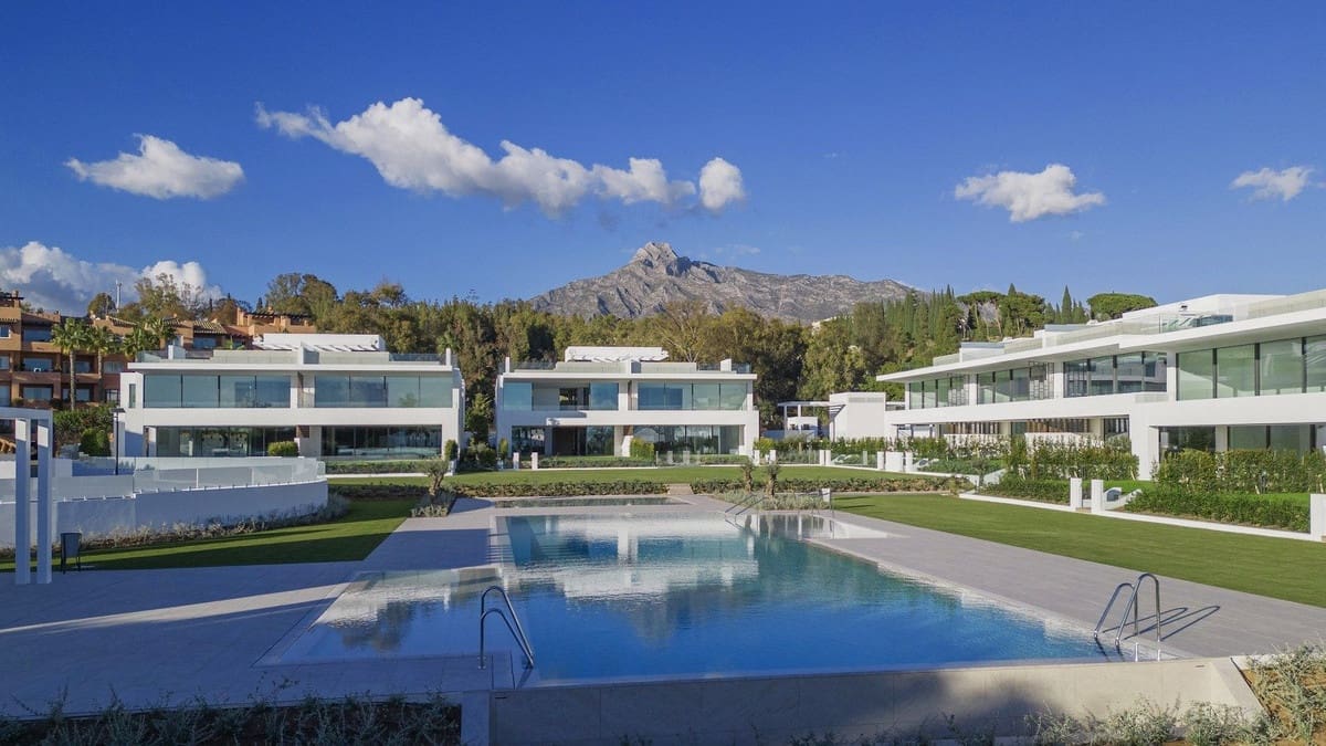 4 sypialnia Willa na sprzedaż w Marbella z basenem garażem - 7 500 000 € (Ref: 8032926)